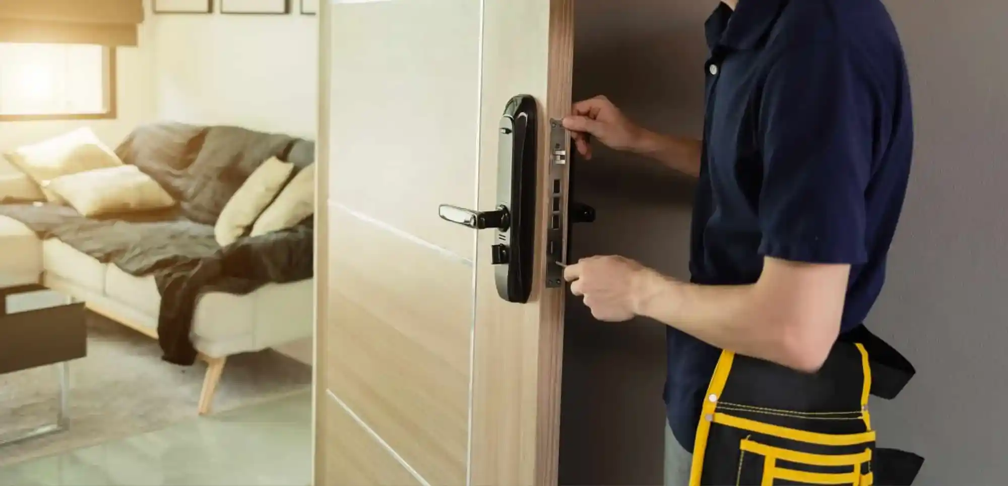 Serrurier Francheville réalisant l’ouverture d’une porte claquée verrouillée et la pose d’une serrure électronique sur une porte d’appartement, prestation de dépannage et de sécurisation à Francheville.